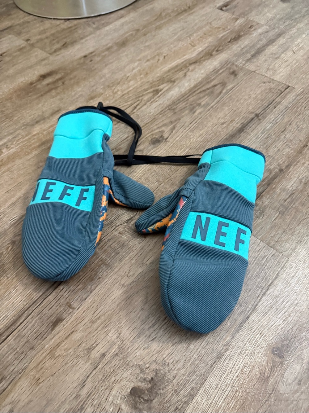 NEFF • Ripper Mittens - Picture 5 of 13